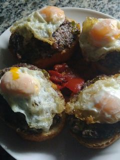 Una foto de Pintxo de paté de morcilla con huevos de codorniz