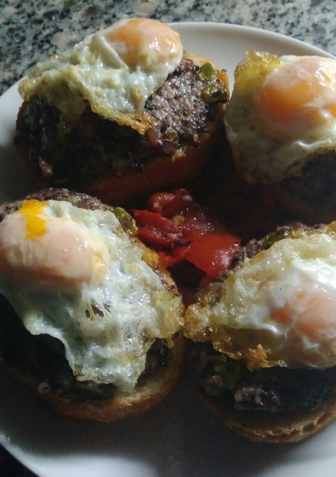Una foto de Pintxo de paté de morcilla con huevos de codorniz
