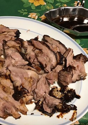 Une photo de Épaule d'agneau confite au miel et abricot, ail en chemise
