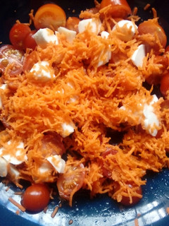 Una foto de Ensalada de tomatitos cherry, zanahoria y mozzarela
