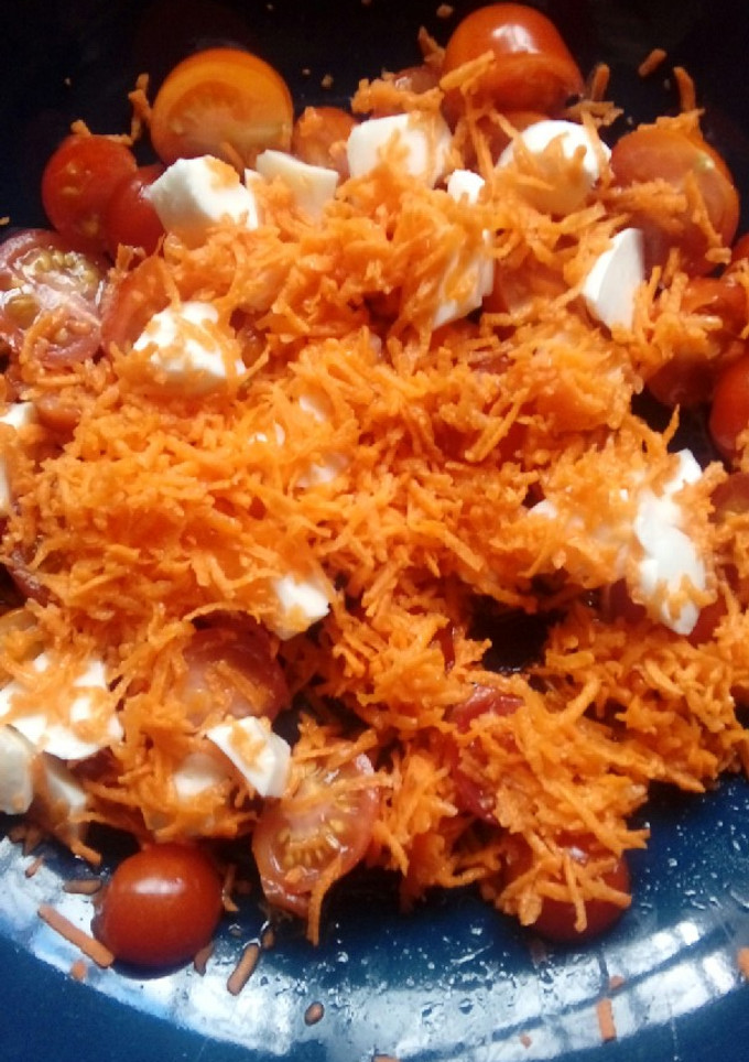 Una foto de Ensalada de tomatitos cherry, zanahoria y mozzarela