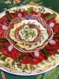 Salade de tomates et concombre au lonzo,cornichons et petits oignons