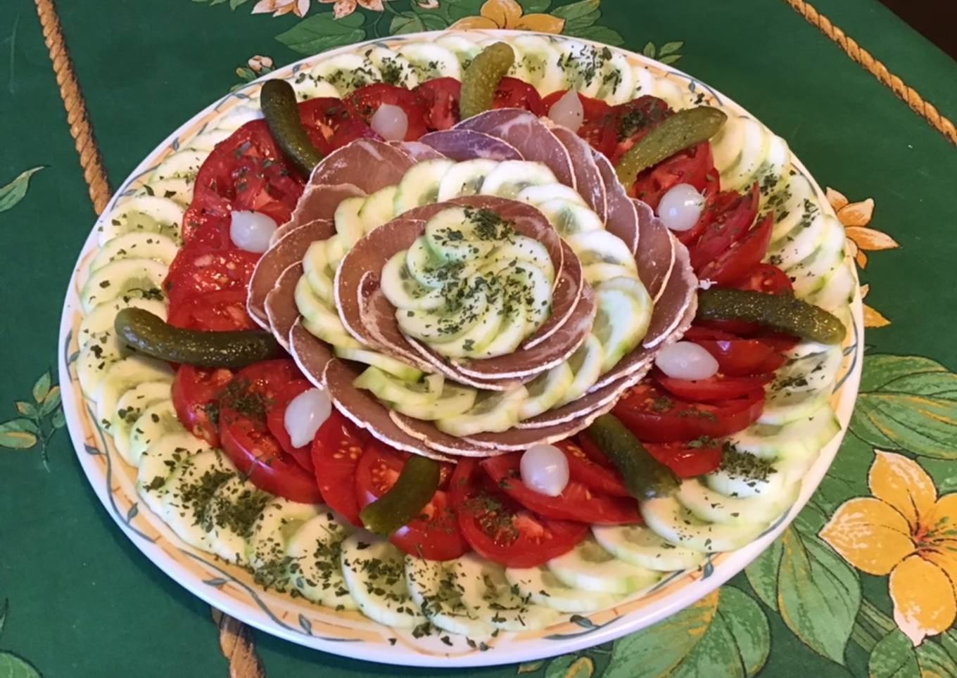 Salade de tomates et concombre au lonzo,cornichons et petits oignons