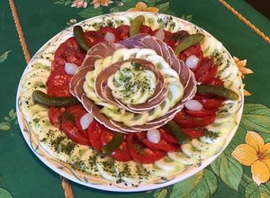 Une photo de Salade de tomates et concombre au lonzo,cornichons et petits oignons