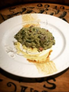 Una foto de Risotto de verduras y pesto de espinacas