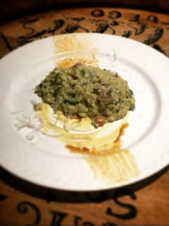 Una foto de Risotto de verduras y pesto de espinacas
