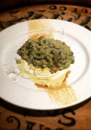 Una foto de Risotto de verduras y pesto de espinacas
