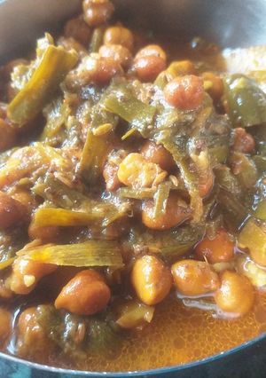 प्याज साग और काले चने की घुघनी (Hare Pyaz and Kala Chana Ghughni) रेसिपी मुख्य फोटो