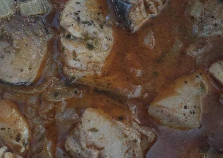 Atún encebollado