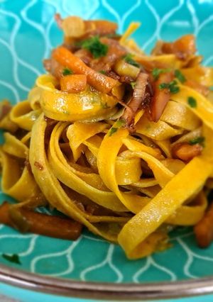 Foto di Tagliatelle curcuma e prezzemolo, homemade alla zucca