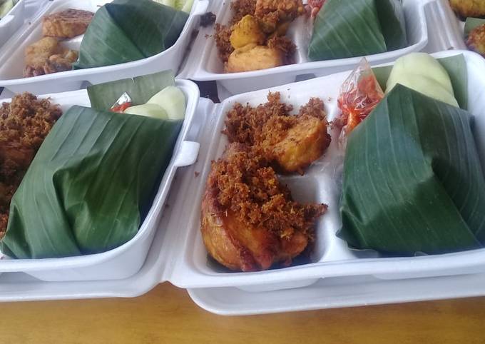 Ayam goreng ungkeb bumbu serundeng