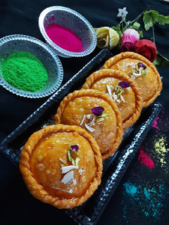 चंद्रकला गुजिया (chandrakala gujiya recipe in Hindi) रेसिपी मुख्य फोटो