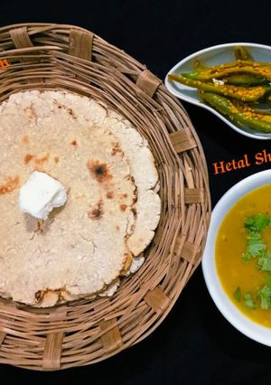 મકાઈ ના રોટલા (Makai Rotla Recipe In Gujarati) રેસીપી મુખ્ય ફોટો
