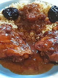 Una foto de Pollo en tajine con ciruelas y pasas con salsa Pekin