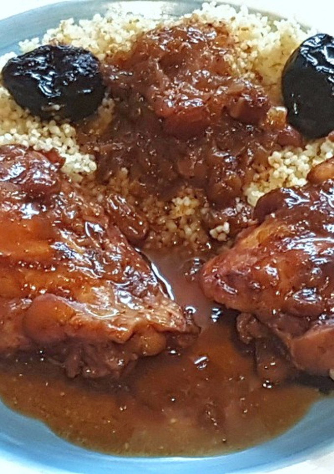 Una foto de Pollo en tajine con ciruelas y pasas con salsa Pekin