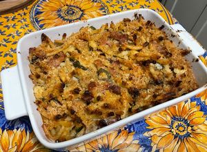 Une photo de Gratin de macaronis au lard, courgettes et roquefort