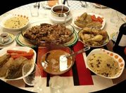 Una foto de couscous con carne