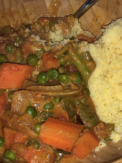 Una foto de Guisantes con verduras al curry korma y cuscus sin gluten en 20’