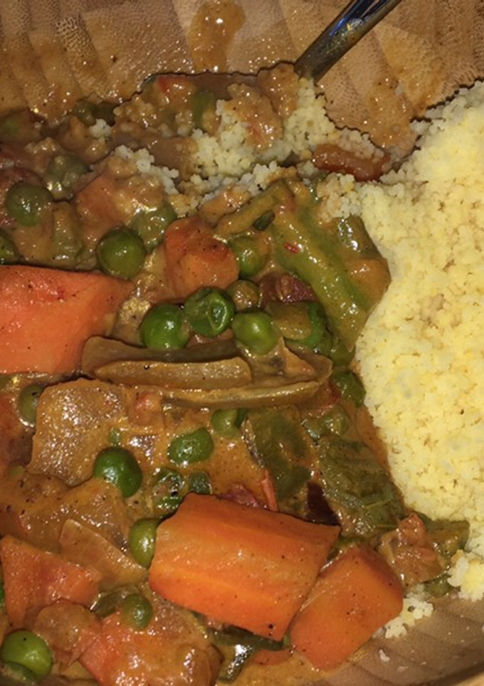Una foto de Guisantes con verduras al curry korma y cuscus sin gluten en 20’