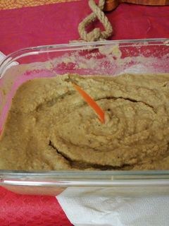 Una foto de Hummus de lenteja y aceituna negra