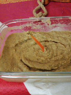 Una foto de Hummus de lenteja y aceituna negra
