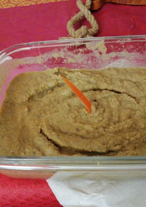 Una foto de Hummus de lenteja y aceituna negra