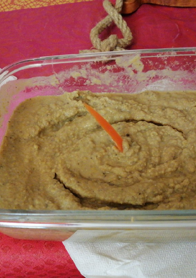 Una foto de Hummus de lenteja y aceituna negra