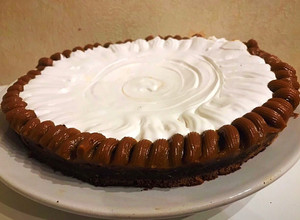 Una foto de Torta brownie con dulce de leche y merengue. Muy fácil, paso por paso