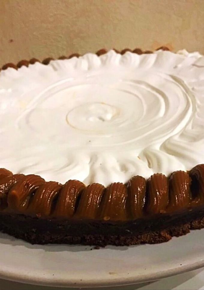 Una foto de Torta brownie con dulce de leche y merengue. Muy fácil, paso por paso