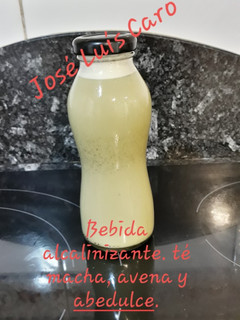 Una foto de Té matcha y mango con bebida vegetal de avena