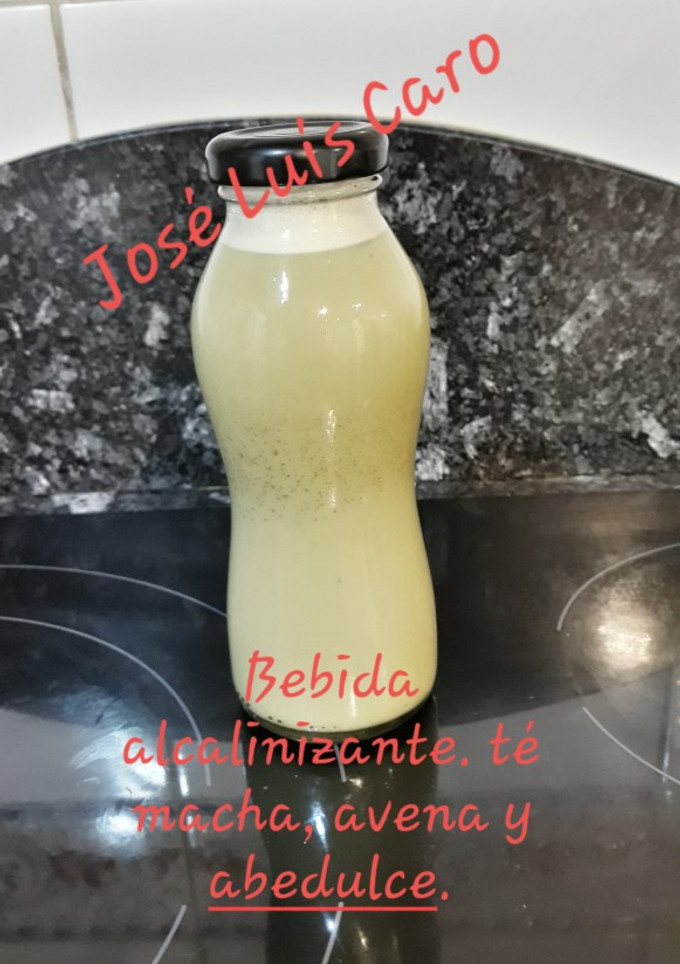 Una foto de Té matcha y mango con bebida vegetal de avena