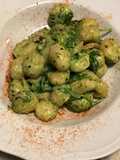 Gnocchi con salmone rucola e sesamo nero