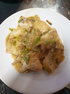 Una foto de Abadejo en salsa de ajetes y cebolla