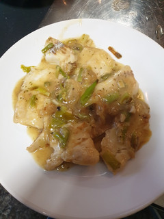 Una foto de Abadejo en salsa de ajetes y cebolla