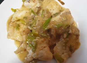 Una foto de Abadejo en salsa de ajetes y cebolla