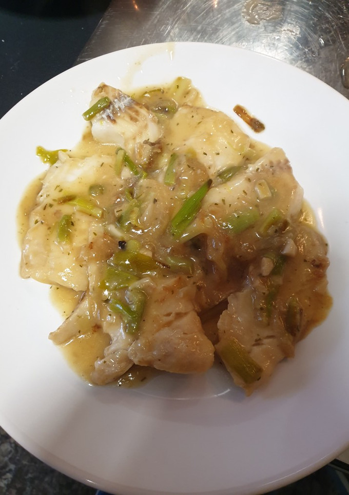 Una foto de Abadejo en salsa de ajetes y cebolla