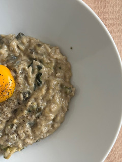 Una foto de Risotto de calabacín y berenjena