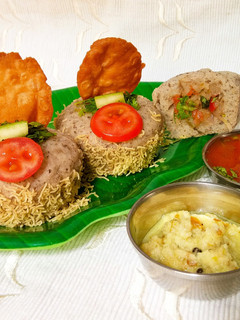 A picture of Jhalmuri idli.