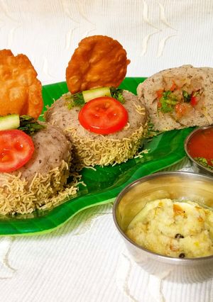 A picture of Jhalmuri idli.