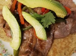 Una foto de Tacos de rib eye con pimientos