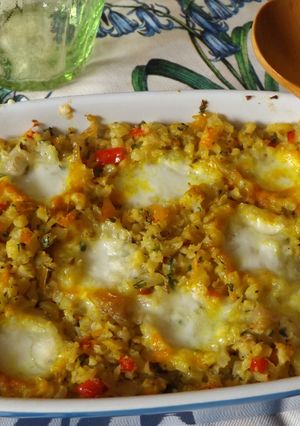Una foto de Pastel de coliflor y pimientos con bolitas de mozzarella a la cúrcuma