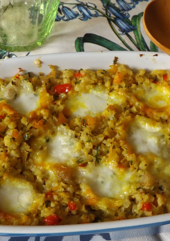 Una foto de Pastel de coliflor y pimientos con bolitas de mozzarella a la cúrcuma