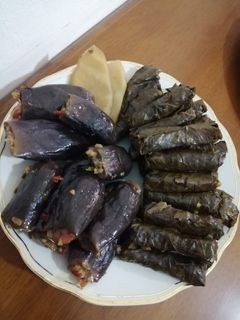 صورة لوصفة ورق عنب وباذنجان بالخضرة يالنجي
