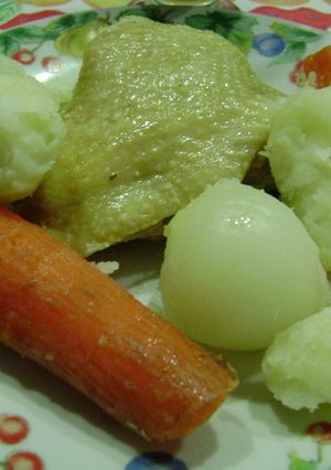 Una foto de Pollo y verduras hervidas