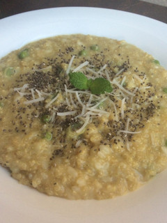 Una foto de Risotto de quinoa con habitas y guisantes 🍚🧀