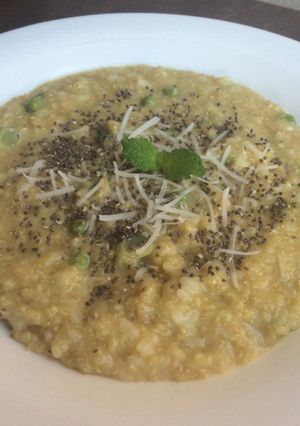 Foto principal de Risotto de quinoa con habitas y guisantes 🍚🧀