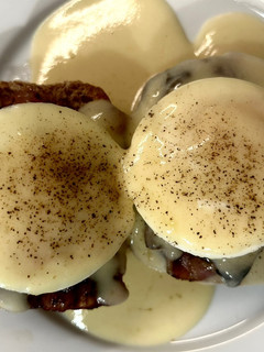Una foto de Huevos Benedict 🍳🧈🥖🥓