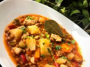 Una foto de lentejas de bote en caldo de verduras