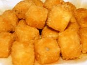 Una foto de tofu frito