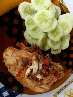 Una foto de Pollo al horno con salsa